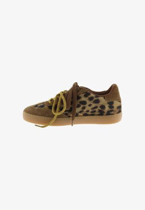 Sneaker in pelle scamosciata marrone con stampa leopardata, suola in gomma e lacci marroni e gialli non abbinati, vista laterale su sfondo bianco.