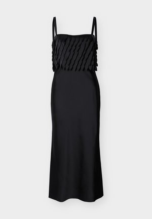 Μαύρο σατέν μίντι φόρεμα με λεπτές τιράντες και στρωματοποιημένες διακοσμήσεις σε σχήμα πέταλου στο μπούστο, πάνω σε απλό ανοιχτό φόντο.