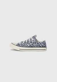 Canvas sneakers med blå og svart leopardmønster, med hvite snørebånd, gummitåhette, og sorte striper som aksenter på sålen.