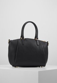 Borsa a tracolla in pelle nera con forma strutturata, superficie testurizzata, doppi manici superiori e dettagli in metallo dorato. Chiusura con zip nella parte superiore.