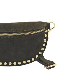 Sac à bandoulière en suède noir avec des clous dorés le long du bord, une fermeture éclair à l'avant et une bandoulière amovible pour des options de transport polyvalentes.