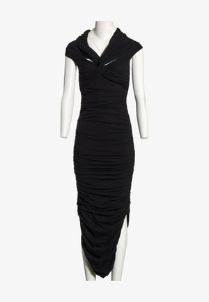 Robe noire froncée longueur genou avec encolure torsadée et manches courtes sur un mannequin blanc sur fond blanc.
