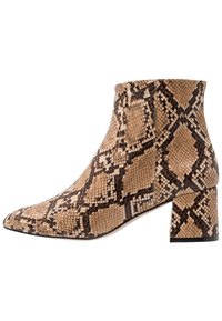 Botines de tobillo de Python con punta afilada, en una paleta de colores beige y negro, superficie texturizada y un tacón bloque grueso.