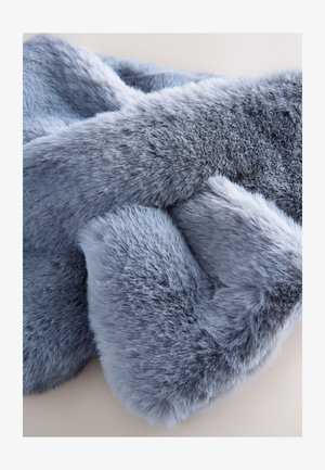 Blødt tørklæde i imiteret pels i lyseblå. Har en tæt, blød tekstur med forskellige nuancer og længder af pels, hvilket skaber et lagdelt udseende.