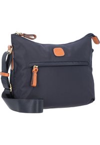 Borsa a tracolla in nylon blu con dettagli in pelle color nocciola, tasca frontale con zip e tracolla regolabile. Texture liscia e design semplice.