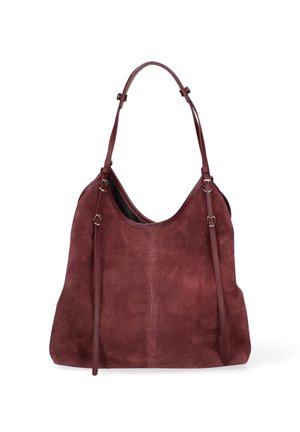 Große Schultertasche aus burgunderfarbenem Veloursleder mit einem verstellbaren Riemen und silbernen Schnallendetails auf weißem Hintergrund.