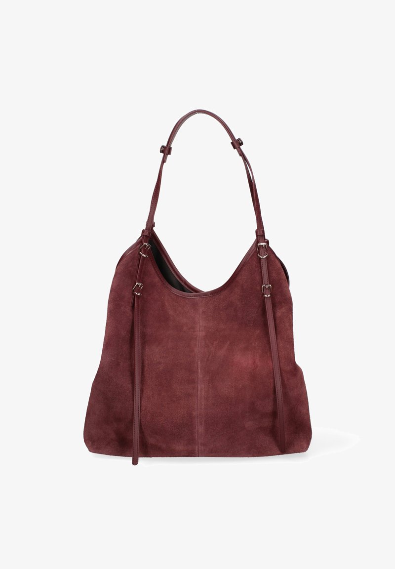 Grand sac d'épaule en daim bordeaux avec une sangle réglable unique et des détails de boucle argentée sur fond blanc.