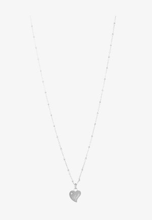 Collier chaîne en argent avec de petites perles et un pendentif en forme de cœur gravé « Guess » avec une petite pierre incrustée.
