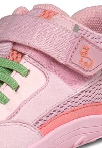 Baskets pour enfant en rose et corail avec des lacets verts, en tissu mesh, et un emblème de licorne sur la bride ajustable.