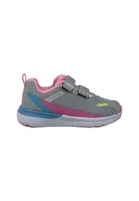 Scarpa atletica grigia con accenti rosa, tomaia in rete, doppie cinture con chiusura a velcro e suola maculata. Presenta elementi di design blu e rosa.