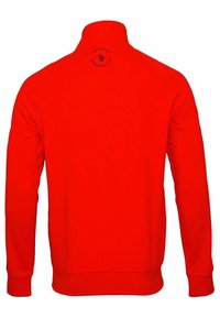 Röd sweatshirt med dragkedja vid kragen, långa ärmar och ribbade muddar. Har en logo tryckt på baksidan nära nacken. Slät textur.