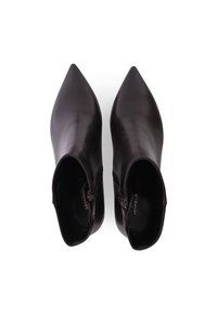 Zwarte leren enkellaarzen met een spits toelopende neus en ritsen aan de zijkant. Glad textuur met een strakke afwerking.