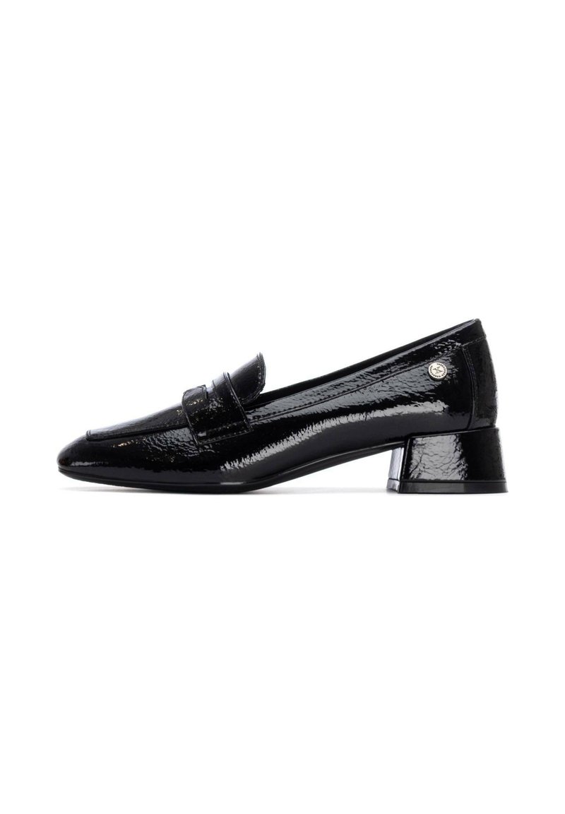 Mocasines de charol negro con un tacón bajo, que cuentan con una correa decorativa y un pequeño logo en el lado.