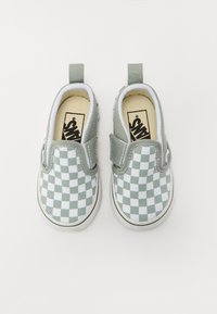 Grüne und weiße Karoschachbrett-Rutschschuhe mit einem weichen Canvas-Obermaterial, elastischen Seiten und Gummisohle. Mit Logo auf der Innensohle.