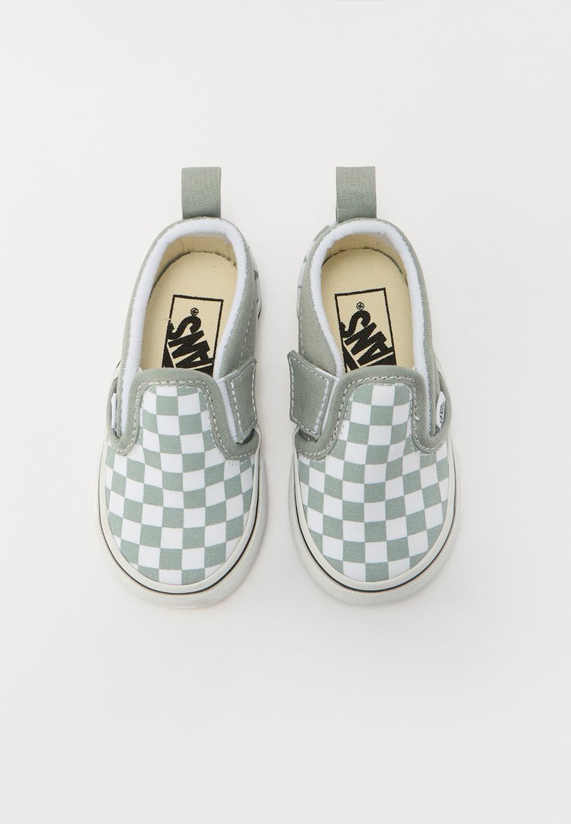 Groene en witte geblokte instappers met een zachte canvas bovenkant, elastische zijkant en rubberen zool. Voorzien van een logo op de binnenzool.