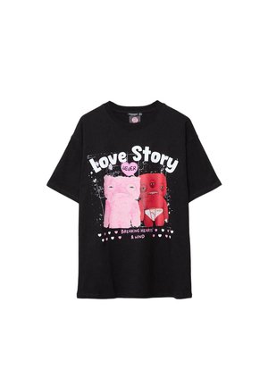 Čierne tričko s grafikou dvoch kreslených postavičiek, textom "Love Story + 4EVER" a "Breaking Hearts & Wind" obklopené malými srdiečkami.