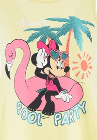 Żółta koszulka na ramiączkach z grafiką postaci na różowej flamingu, otoczonej zielonymi palmami, ozdobiona brokatem i napisem "POOL PARTY".