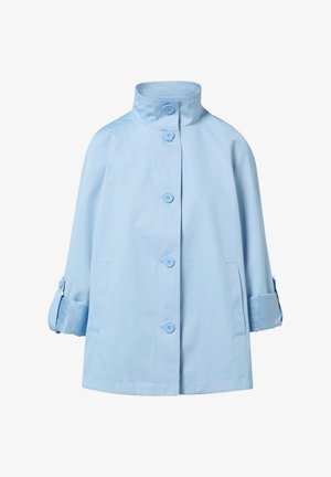 Hellblauer Regenmantel mit hohem Kragen, fünf Knöpfen und zwei seitlichen Taschen. Strukturierte Bündchen verleihen dem Design Detail. Leichter Stoff.