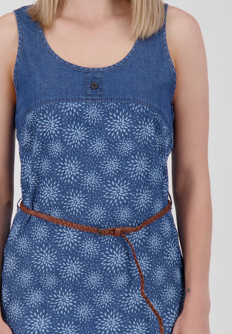 Denim jurk met een ronde halslijn, voorzien van een bloemenpatroon in lichtblauw en donkerblauw. Een geweven bruine riem accentueert de taille.
