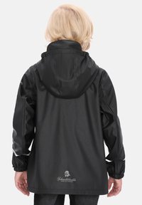 Melna ūdensizturīga jaka ar kapuci, elastīgām aprocēm un logo detaļu apakšmalā. Gluda tekstūra un taisna piegriezuma dizains.