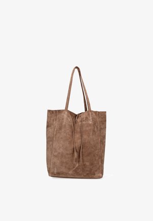 Sac fourre-tout en daim marron avec de longues anses et une fermeture à nouer en haut, présenté sur un fond blanc.