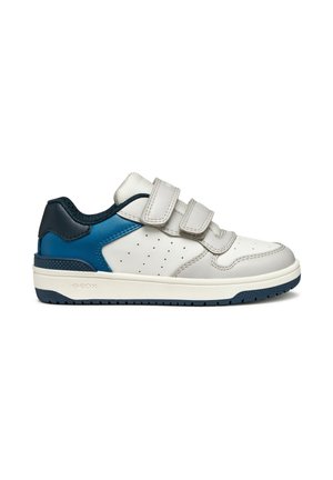 Baskets blanches et navy avec deux bandes Velcro, tige perforée, talon texturé, semelle en caoutchouc et accents bleus. Design léger pour un confort optimal.