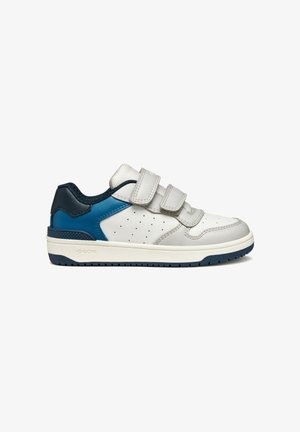 Hvide og marineblå sneakers med to velcro-stropper, perforeret overdel, tekstureret hæl, gummisål og blå accenter. Letvægtsdesign for komfort.