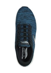 Zapatilla deportiva azul y negra con un diseño estampado, puntera redonda, parte superior de tela texturizada, cordones negros y suela blanca. Cuenta con plantilla con ventilación.