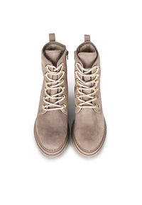 Bottines beige en suède texturé, dotées d'œillets dorés, d'un laçage à l'avant avec de grosses lacets et d'une fermeture éclair sur le côté pour un enfilage facile.