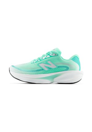 Ανοιχτό πράσινο παπούτσι για τρέξιμο New Balance με λευκή και μαύρη σόλα, αναπνέον επάνω μέρος και κλείσιμο με κορδόνια, εμφανίζεται από το πλάι.