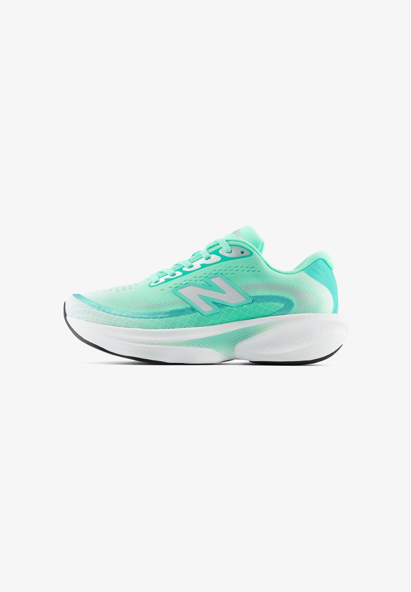 Ανοιχτό πράσινο παπούτσι για τρέξιμο New Balance με λευκή και μαύρη σόλα, αναπνέον επάνω μέρος και κλείσιμο με κορδόνια, εμφανίζεται από το πλάι.