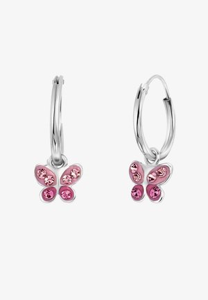 Pendientes de aro de plata con encantos en forma de mariposa que presentan esmalte rosa y varias piedras preciosas rosas, incluyendo piedras cortadas en forma circular y ovalada.