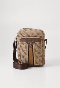 Braune Tasche mit Monogramm-Muster und einem beigefarbenen Streifen, ausgestattet mit einem dreieckigen Logo und einem Reißverschluss. Verstellbarer brauner Tragegurt angebracht.