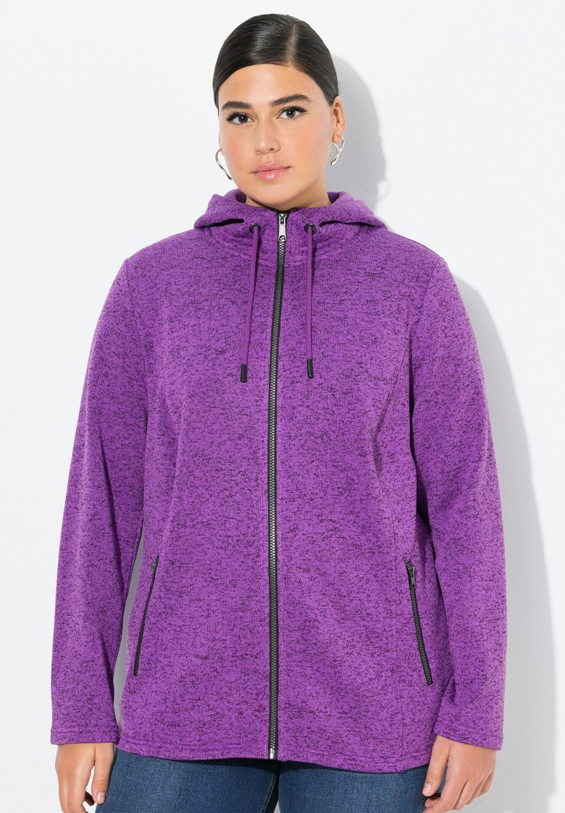 Lila fleece zip-up hoodie med en strukturerad yta, justerbar dragkedja på huvan och svarta dragkedjedetaljer. Sidofickor för praktisk användning.