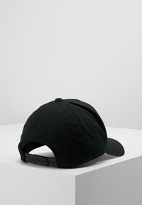 Flexfit 5-PANEL CURVED SNAPBACK - Sapka - black