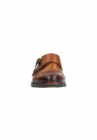 Chaussure slip-on en cuir marron avec un bout arrondi, deux boucles en argent et une texture lisse. La semelle présente un léger contraste de couleur.