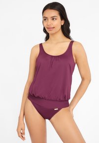 Burgunderfarbener Zweiteiler-Badeanzug mit einem Tankini im Scoop-Neck-Stil und Raffdetails sowie passendem Bikiniunterteil, gefertigt aus glattem, dehnbarem Stoff.