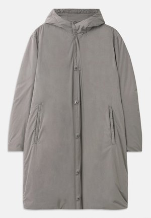 Világosszürke kapucnis kabát sima, vízálló anyagból. Patent gombokkal, oldalsó zsebekkel és laza, térdficamú sziluettel rendelkezik.