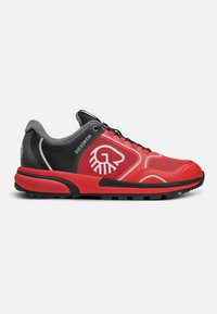 Roter Sportschuh mit strukturiertem Obermaterial, schwarzen Akzenten, einem Logo und grauem Kragen. Verfügt über Schnürsenkel und eine strapazierfähige Gummisohle für Traktion.