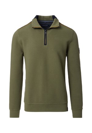 Olivenfarbener Pullover mit Reißverschlusskragen, gerippter Textur, langen Ärmeln und orangefarbener Akzentnaht entlang der Schultern.