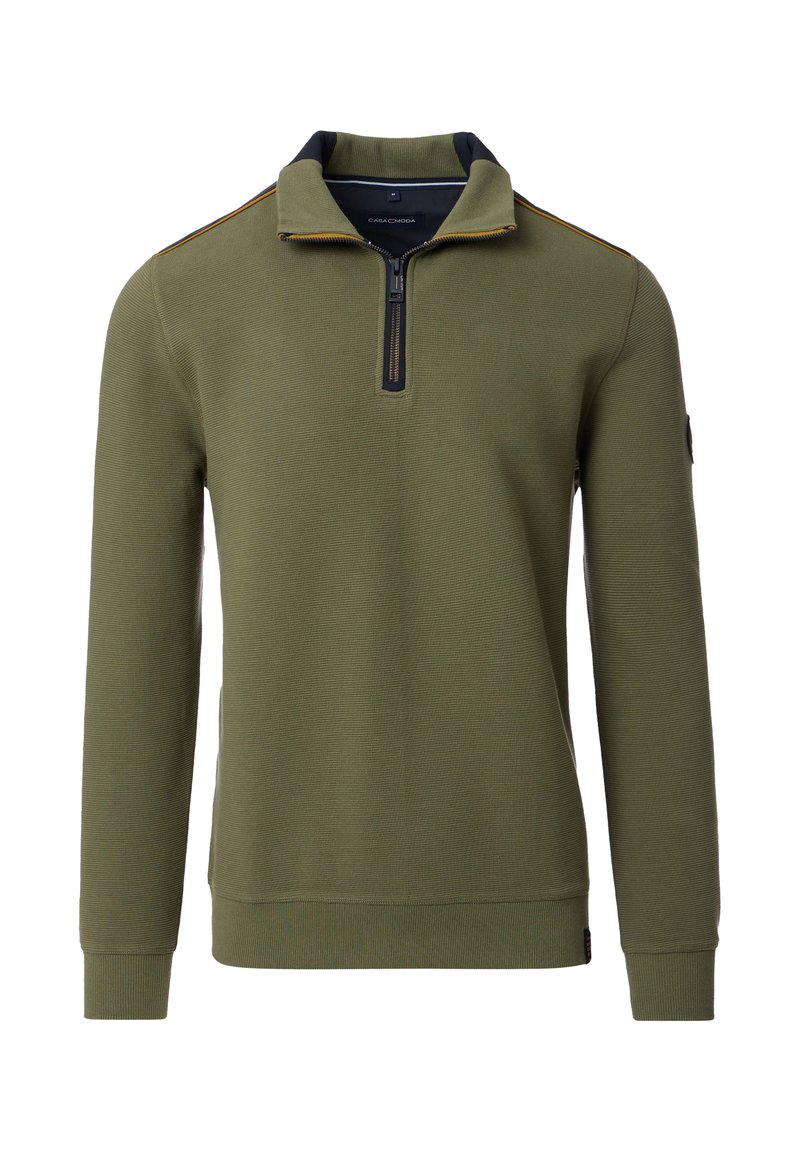 Olivenfarbener Pullover mit Reißverschlusskragen, gerippter Textur, langen Ärmeln und orangefarbener Akzentnaht entlang der Schultern.