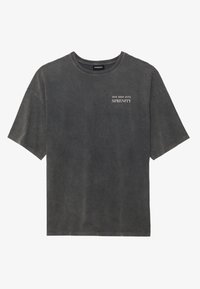 Graues Baumwoll-T-Shirt mit entspanntem Schnitt, rundem Halsausschnitt und kurzen Ärmeln. Mit dem Text "TAUCHE TIEF EIN IN DIE RUHE" in weißen Grafiken.