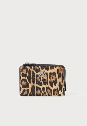 Carteira com padrão de leopardo, de superfície texturizada, com um logótipo prateado, fecho com zíper e detalhes em preto nas bordas e no zíper.