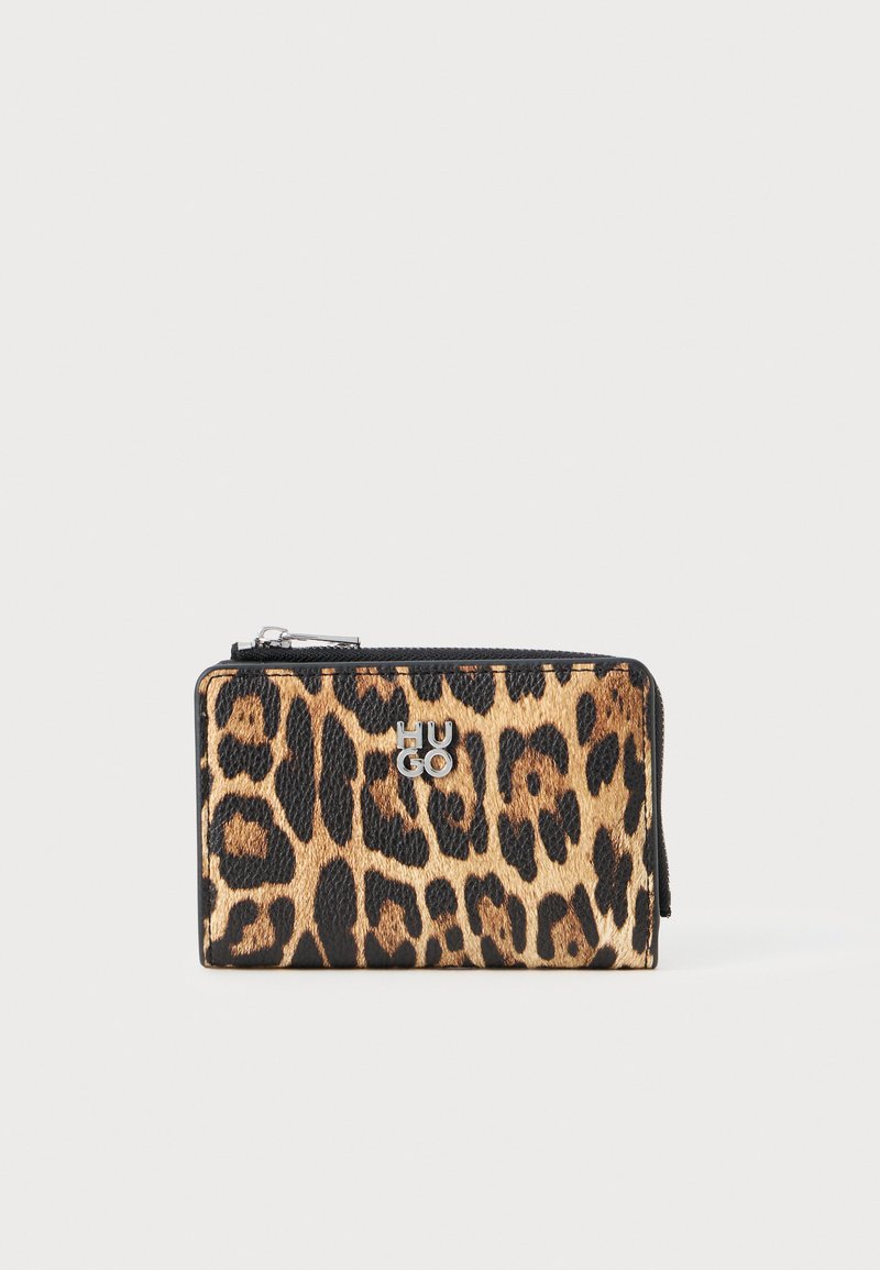 Novčanik s uzorkom leoparda s teksturiranom površinom, sa srebrnim logotipom, zatvaranjem na zip i crnim akcentima na rubovima i zipu.