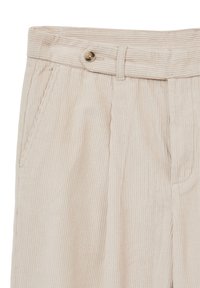 Pantaloni in corduroy beige con un motivo a coste testurizzato. Presentano una chiusura con bottone, passanti per cintura e tasche laterali.