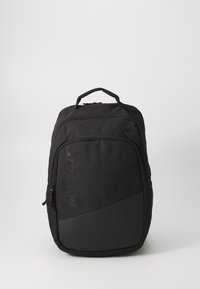 Schwarzer Rucksack aus strukturiertem Stoff, mit einem großen Hauptfach, einem Reißverschluss-Frontfach und einem flachen unteren Panel.