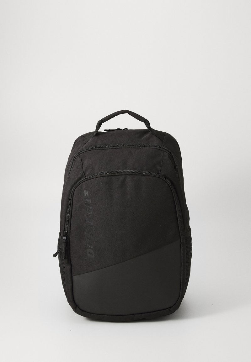 Schwarzer Rucksack aus strukturiertem Stoff, mit einem großen Hauptfach, einem Reißverschluss-Frontfach und einem flachen unteren Panel.