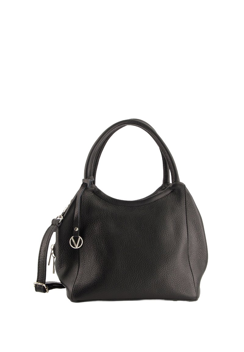 Czarna skórzana torebka o teksturowanej powierzchni, zaokrąglonym kształcie, z dwiema krótkimi rączkami oraz odpinanym paskiem na ramię. Posiada metalowy akcent z logo.
