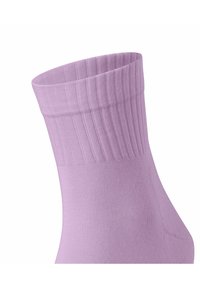 Lavendel Knöchelsocke mit geripptem Bund, der eine glatte Textur und eine enganliegende Passform bietet und Flexibilität und Komfort betont.