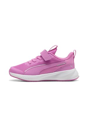Zapatilla deportiva de color lila claro con parte superior de malla, tira de velcro, lengüeta y tira para tirar en el talón, suela acolchada blanca y logo de Puma en el lateral.